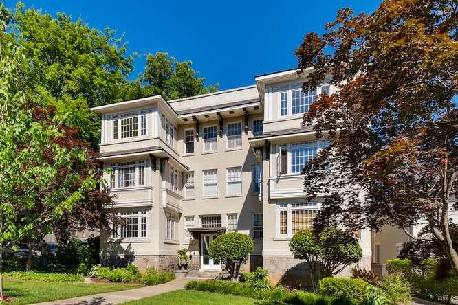 1 bedroom, 1 bathroom, 900 sq ft condominium sold at 18 Peachtree Circle 12, Atlanta, GA 30309
