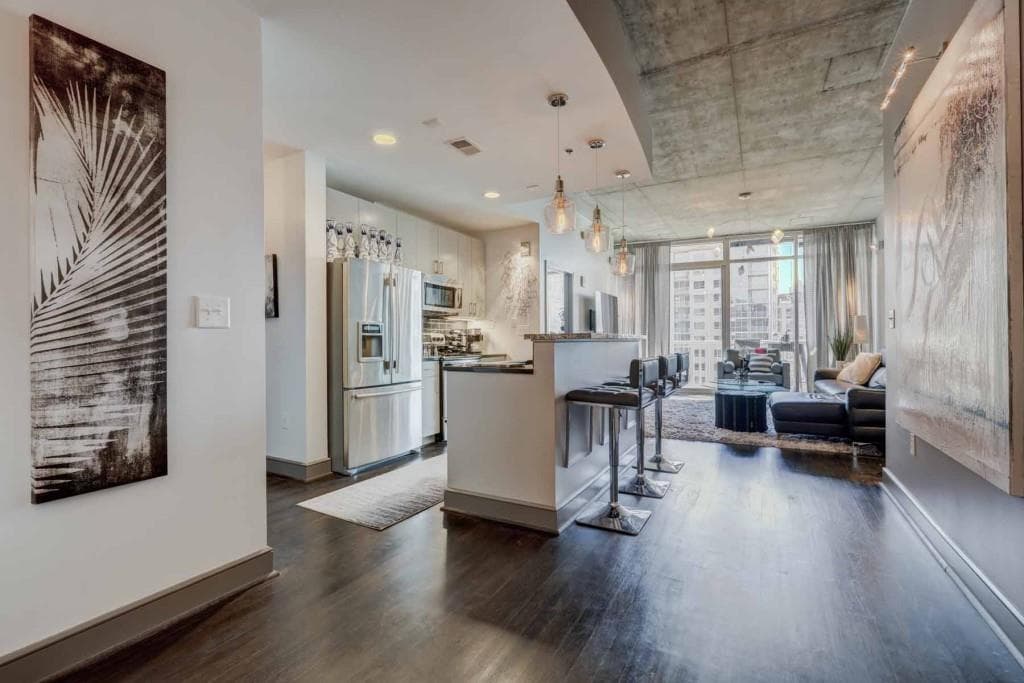 1 bedroom, 1 bathroom, 828 sq ft condominium sold at 44 Peachtree Place 1733, Atlanta, GA 30309