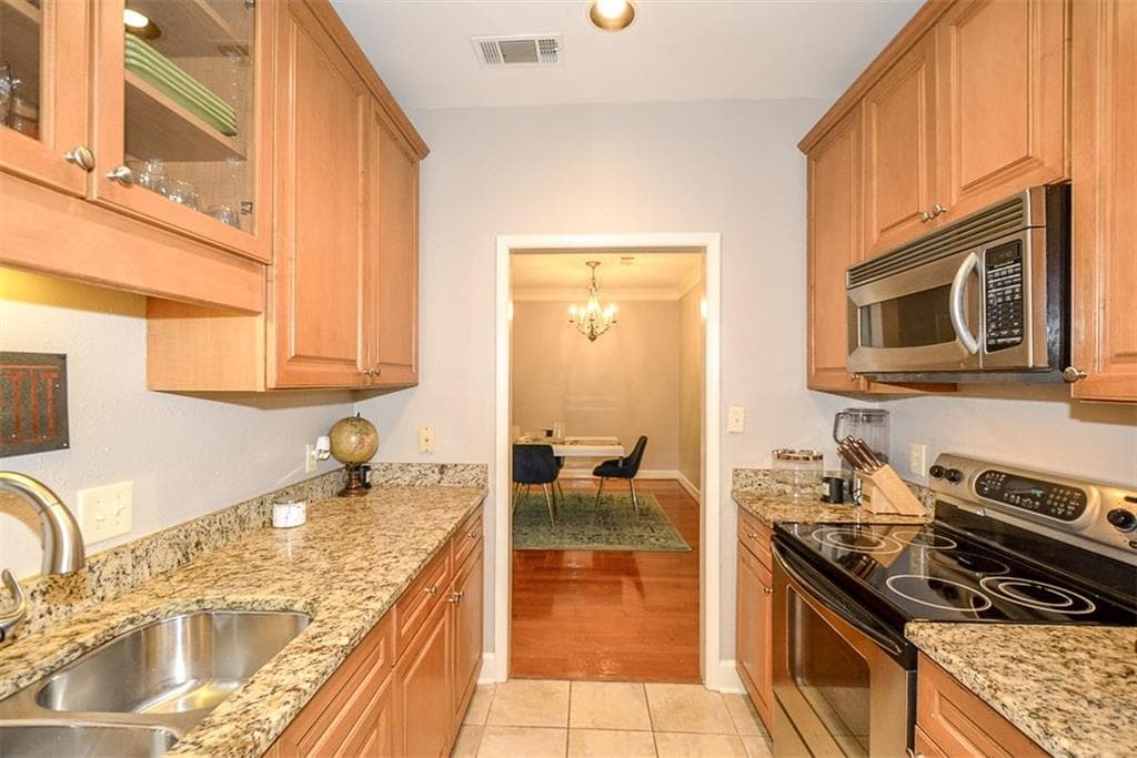 2 bedroom, 2 bathroom, 1,466 sq ft condominium sold at 2865 Lenox Road 406, Atlanta, GA 30324