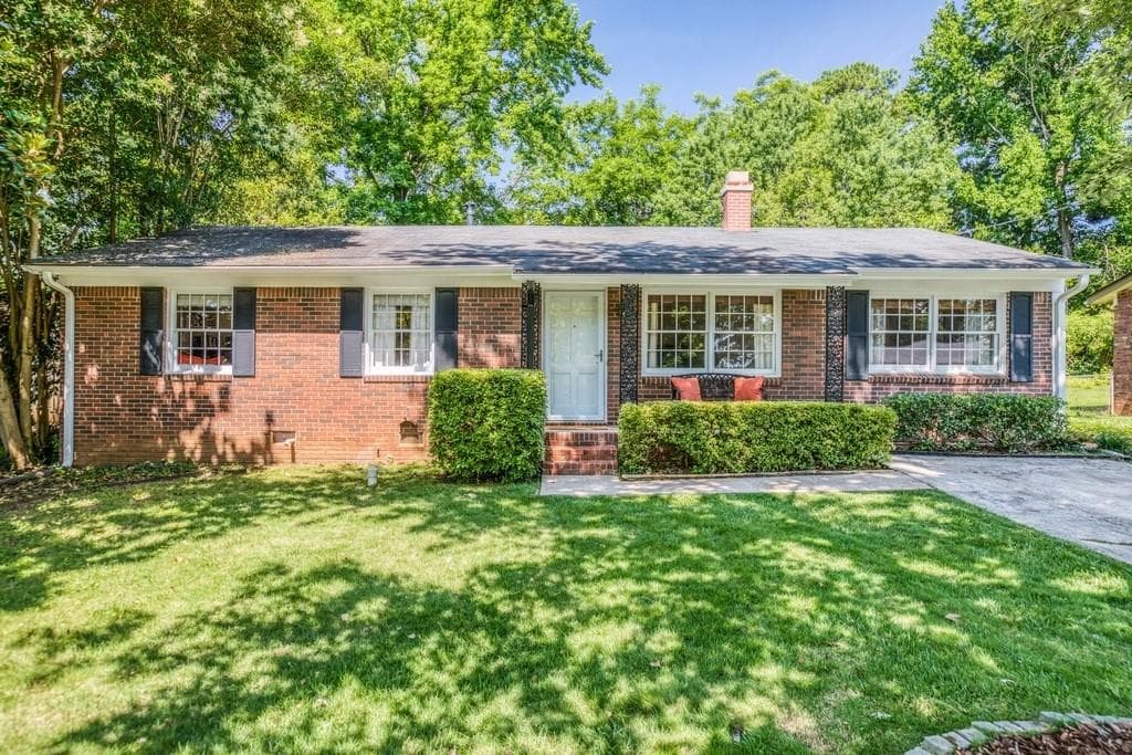 3 bedroom, 2 bathroom, 1,377 sq ft single family residence sold at 2774 CAROLYN Drive, Smyrna, GA 30080