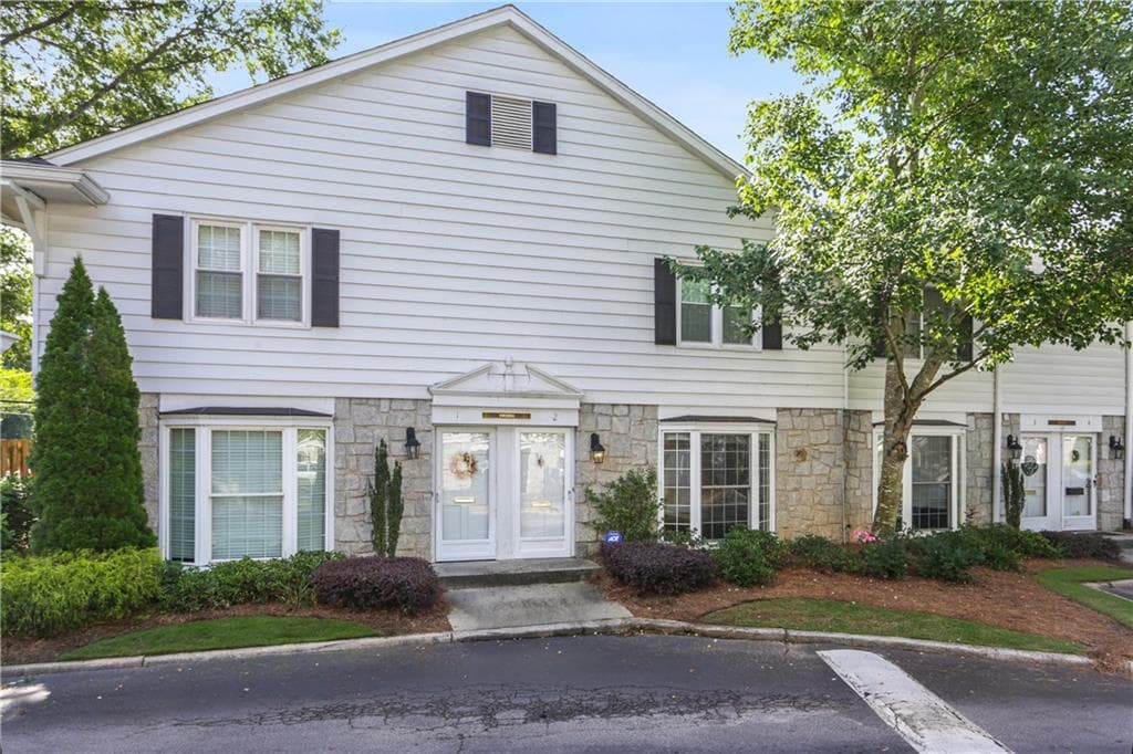 3 bedroom, 2 bathroom, 1,364 sq ft townhouse sold at 136 Peachtree Memorial Drive VA2, Atlanta, GA 30309