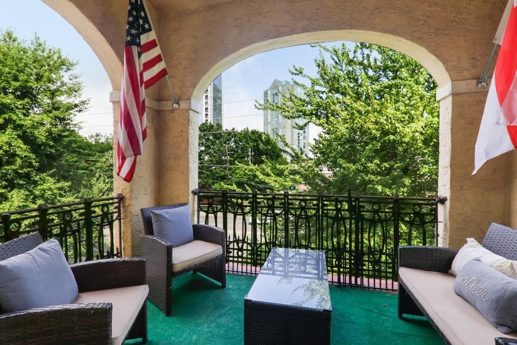 2 bedroom, 3 bathroom, 1,677 sq ft condominium sold at 2855 Peachtree Road 307, Atlanta, GA 30305