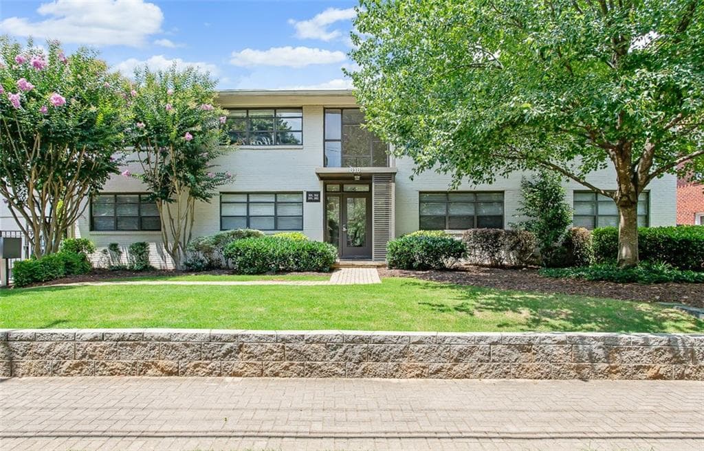 2 bedroom, 1 bathroom, 705 sq ft condominium sold at 818 Greenwood Avenue 202, Atlanta, GA 30306