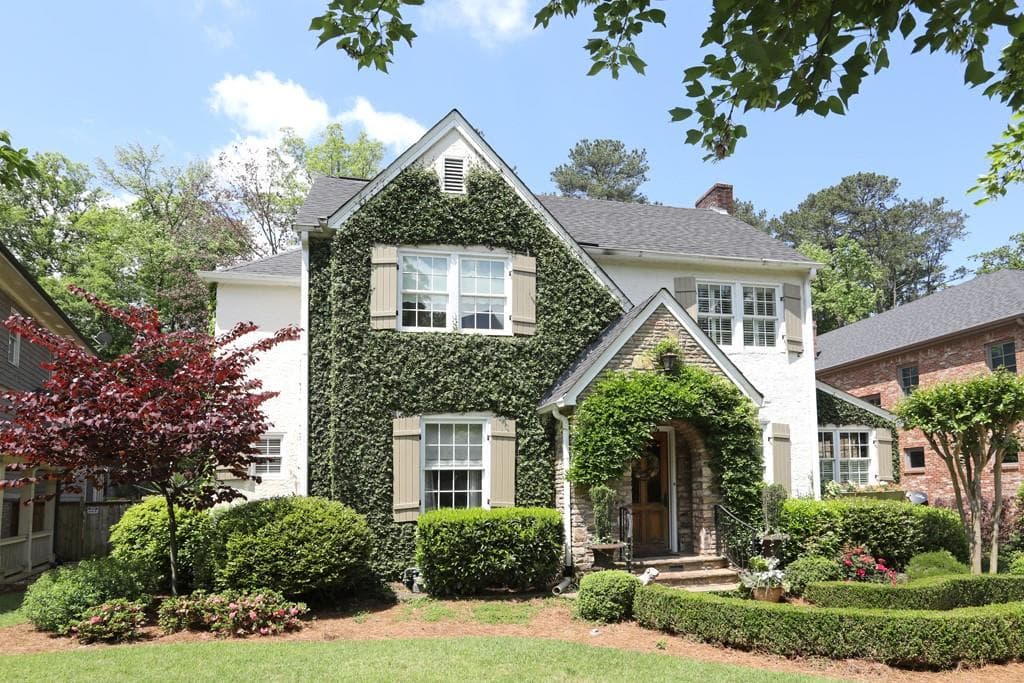 4 bedroom, 3 bathroom, 4,500 sq ft single family residence sold at 3300 W SHADOWLAWN Avenue, Atlanta, GA 30305