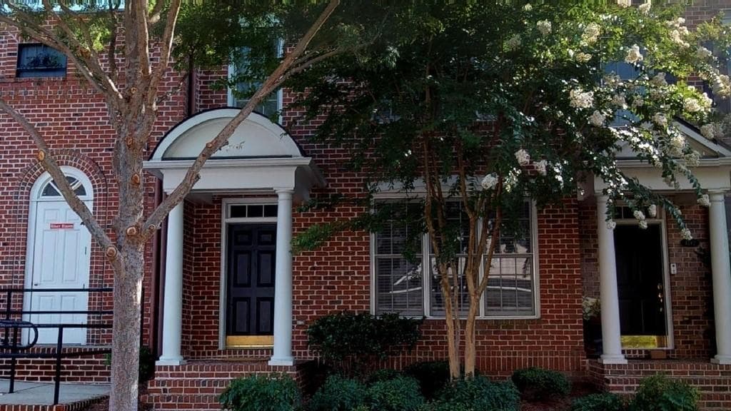 3 bedroom, 3 bathroom, 2,200 sq ft townhouse sold at 4784 IVY RIDGE Drive 2, Atlanta, GA 30339