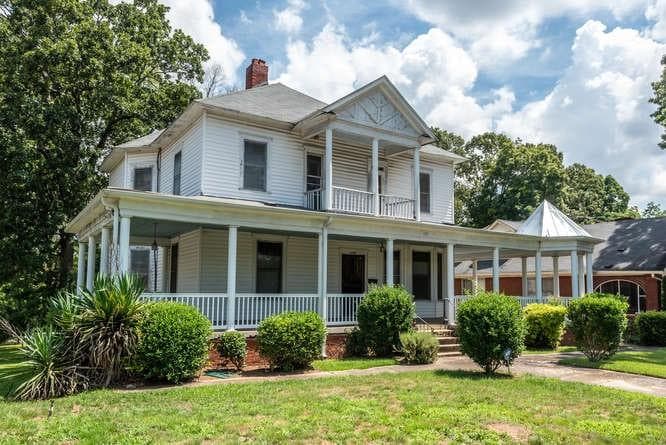 6 bedroom, 2 bathroom, 4,064 sq ft single family residence sold at 1197 Avon Avenue, Atlanta, GA 30310