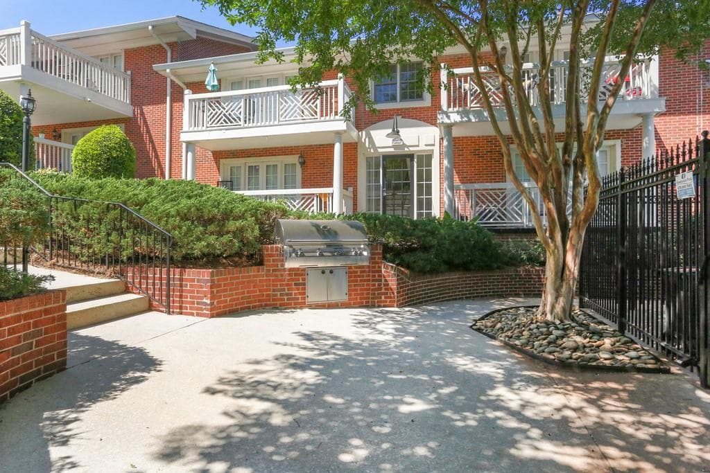 2 bedroom, 1 bathroom, 960 sq ft condominium sold at 885 Briarcliff Road 42, Atlanta, GA 30306