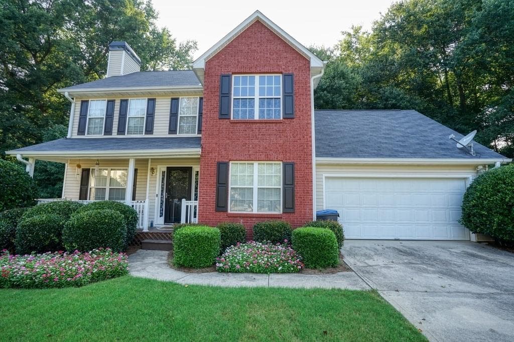3 bedroom, 4 bathroom, 2,294 sq ft single family residence sold at 285 GRAYSON MANOR Drive, Loganville, GA 30052