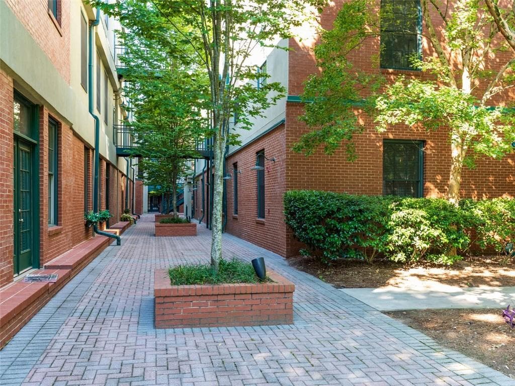 1 bedroom, 1 bathroom, 1,063 sq ft condominium sold at 1821 Liberty Lane 1821, Roswell, GA 30075