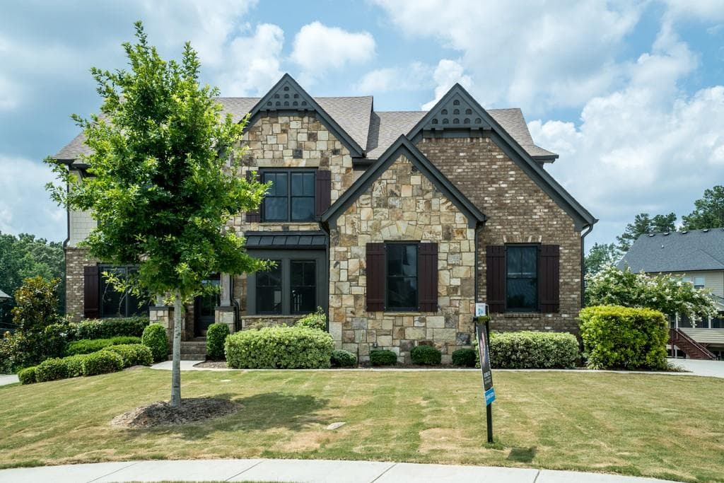 6 bedroom, 5 bathroom, 3,868 sq ft single family residence sold at 200 Briar Hollow Lane, Woodstock, GA 30188