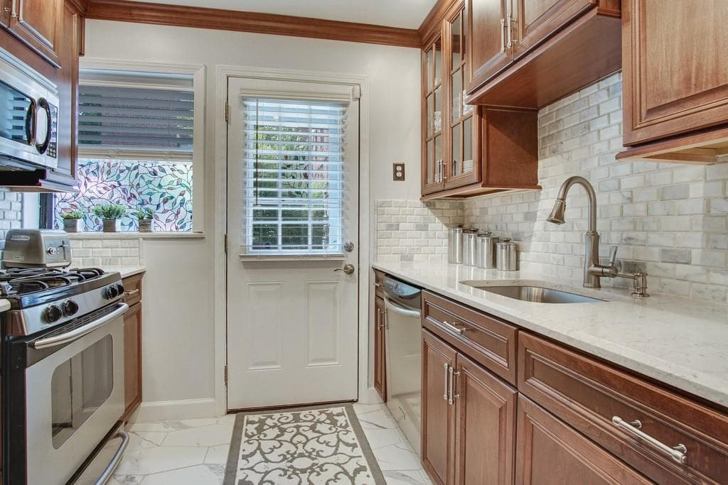 2 bedroom, 1 bathroom, 667 sq ft condominium sold at 706 Argonne Avenue 1, Atlanta, GA 30308