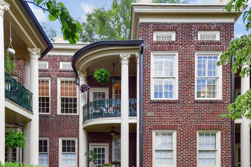 2 bedroom, 1 bathroom, 1,270 sq ft condominium sold at 1025 Saint Charles Avenue D, Atlanta, GA 30306