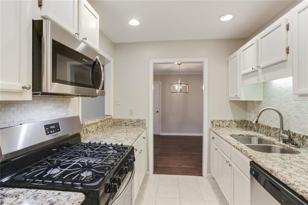 2 bedroom, 2 bathroom, 1,100 sq ft condominium sold at 303 Gettysburg Place 303, Atlanta, GA 30350