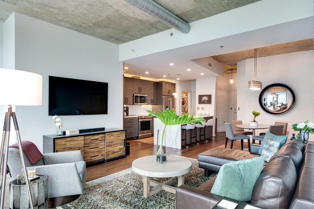 2 bedroom, 2 bathroom, 1,260 sq ft condominium sold at 923 Peachtree Street 1926, Atlanta, GA 30309