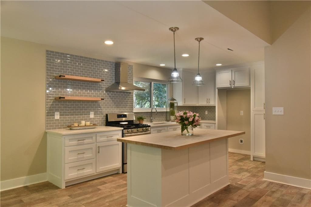 3 bedroom, 2 bathroom, 1,651 sq ft single family residence sold at 825 Lake Forest Circle, Roswell, GA 30076