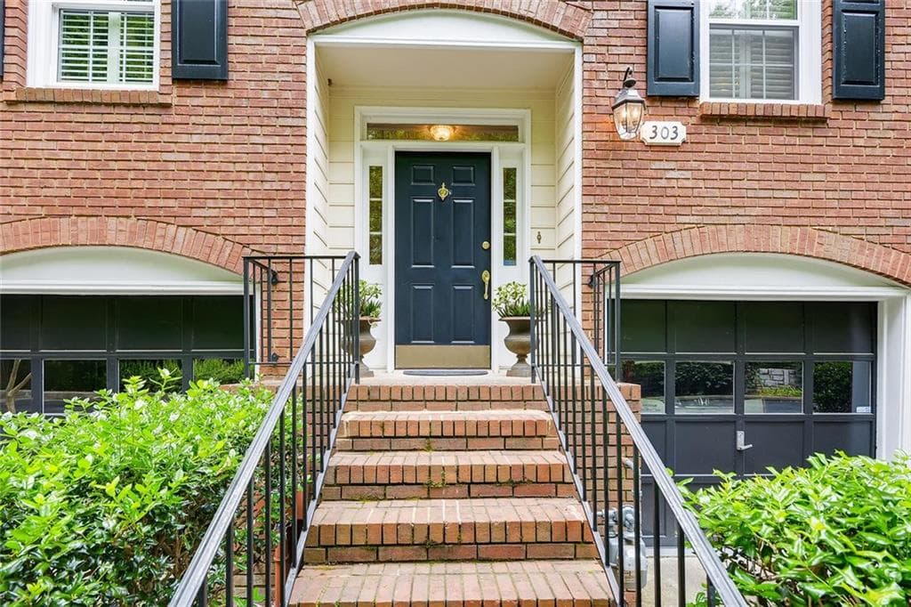 3 bedroom, 3 bathroom, 2,316 sq ft condominium sold at 303 Dunwoody Chace, Atlanta, GA 30328