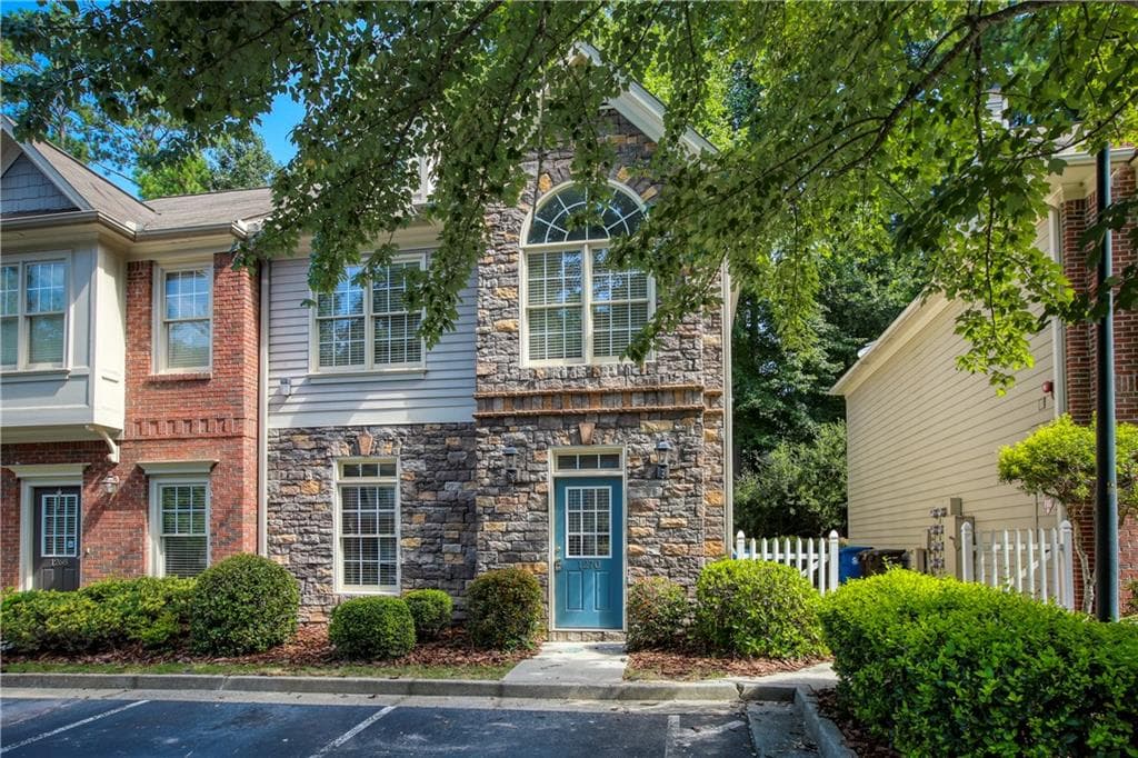 3 bedroom, 3 bathroom, 1,586 sq ft townhouse sold at 1270 HARRIS COMMONS Place, Roswell, GA 30076
