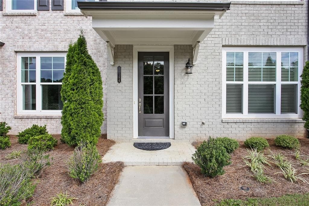3 bedroom, 4 bathroom, 2,025 sq ft townhouse sold at 10184 Windalier Way, Roswell, GA 30076