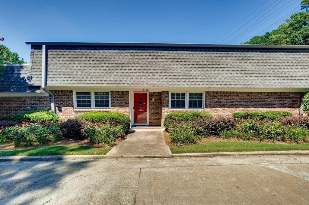 3 bedroom, 3 bathroom, 1,800 sq ft condominium sold at 1112 HAMPTON Way, Atlanta, GA 30324
