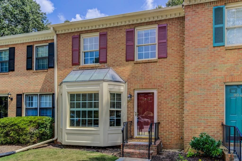3 bedroom, 4 bathroom, 2,362 sq ft townhouse sold at 9042 Cobbler Court, Roswell, GA 30076