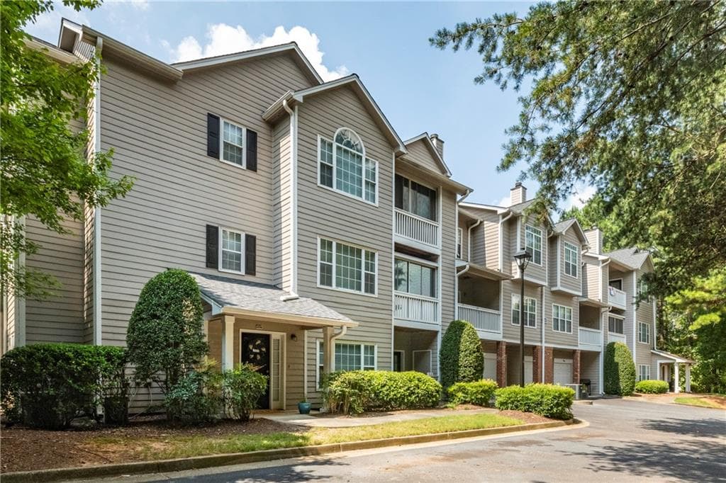 2 bedroom, 2 bathroom, 1,293 sq ft condominium sold at 612 Vinings Forest Court, Smyrna, GA 30080