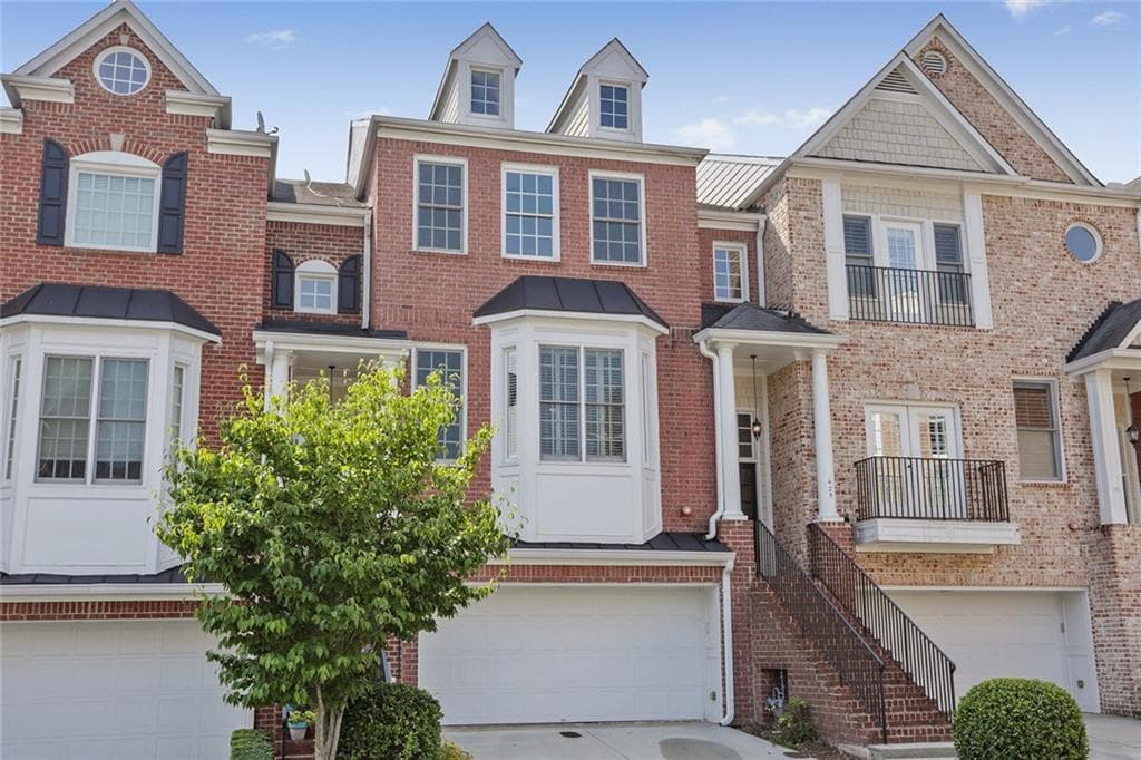 3 bedroom, 4 bathroom, 3,296 sq ft townhouse sold at 425 Creekview Trail, Smyrna, GA 30082