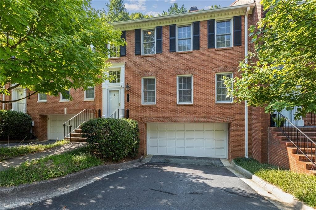 3 bedroom, 3 bathroom, 2,416 sq ft condominium sold at 3818 Savannah Square, Atlanta, GA 30340