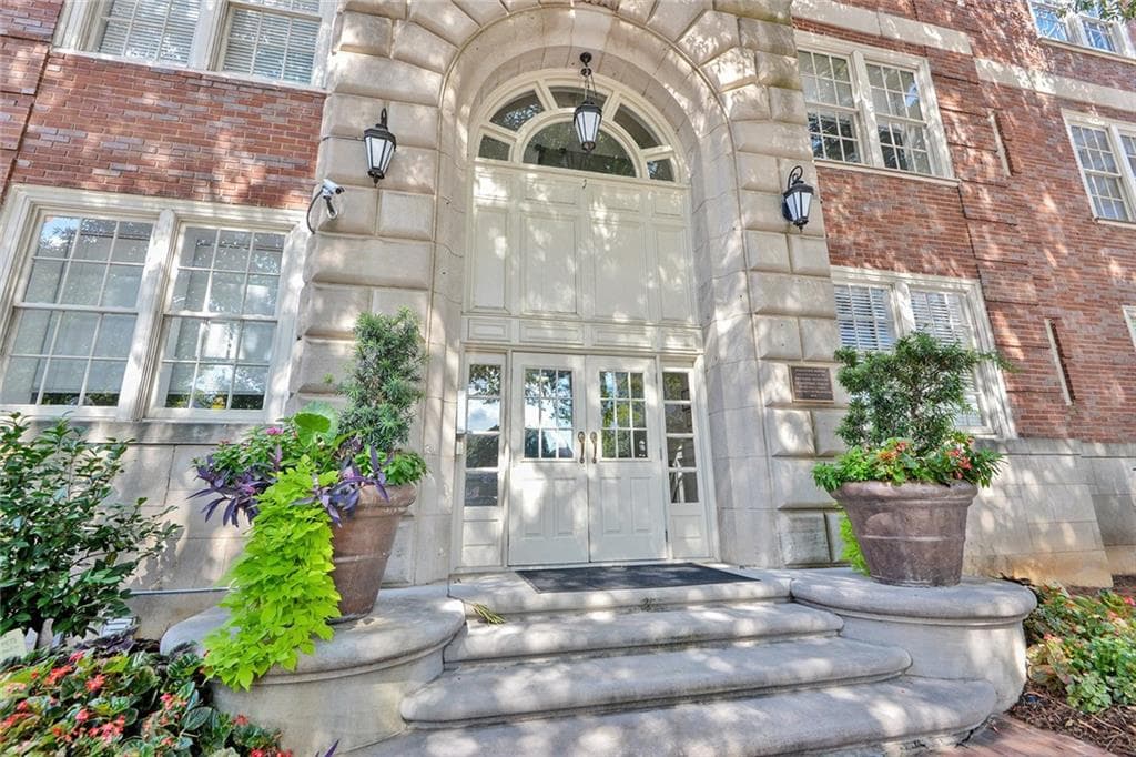 1 bedroom, 1 bathroom, 945 sq ft condominium sold at 800 Peachtree Street 301, Atlanta, GA 30308