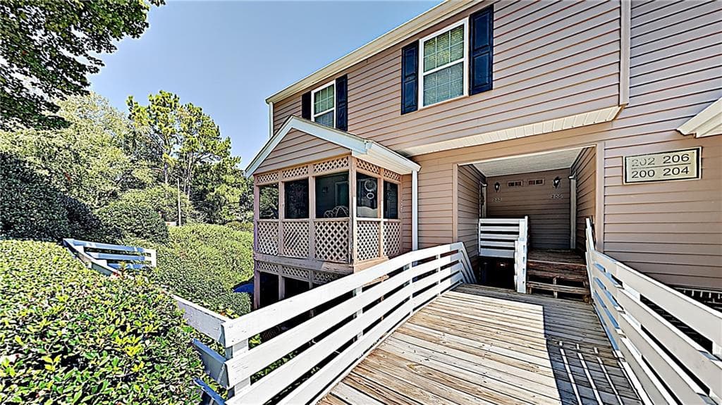 2 bedroom, 2 bathroom, 900 sq ft condominium sold at 200 Quail Run, Roswell, GA 30076