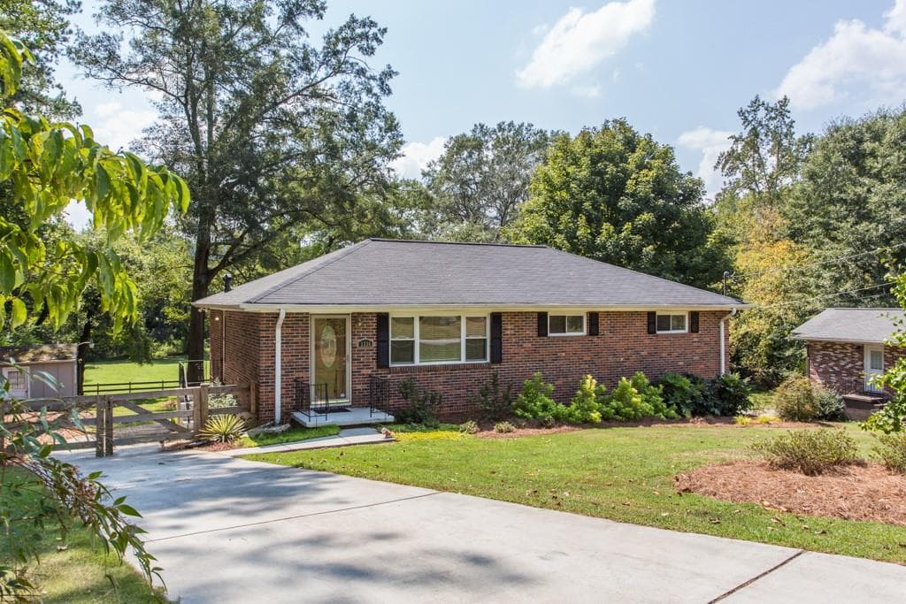 3 bedroom, 2 bathroom, 1,296 sq ft single family residence sold at 3336 Woodview Drive, Smyrna, GA 30082