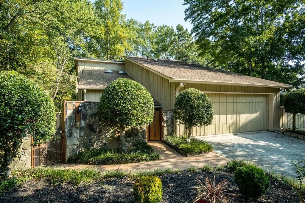 3 bedroom, 2 bathroom, 2,275 sq ft townhouse sold at 2990 Sawtooth Circle, Johns Creek, GA 30022