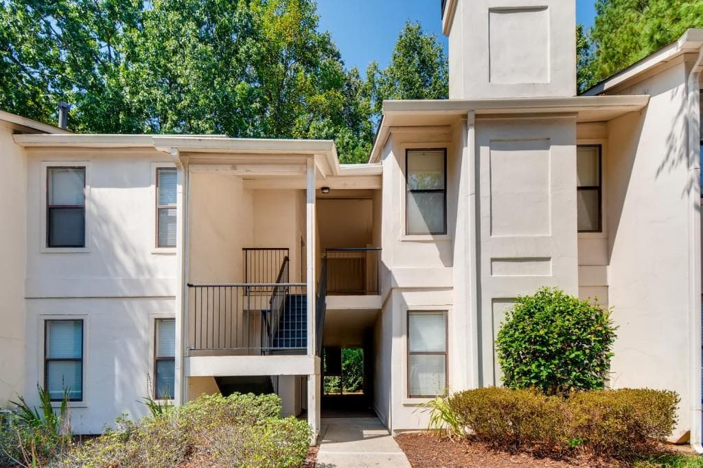 2 bedroom, 2 bathroom, 1,139 sq ft condominium sold at 2011 Huntingdon 2011, Atlanta, GA 30350