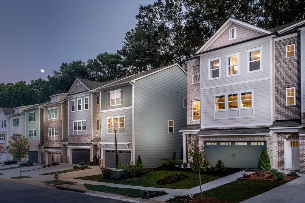 3 bedroom, 4 bathroom, 2,468 sq ft townhouse sold at 2769 White Oak Lane 25, Decatur, GA 30032