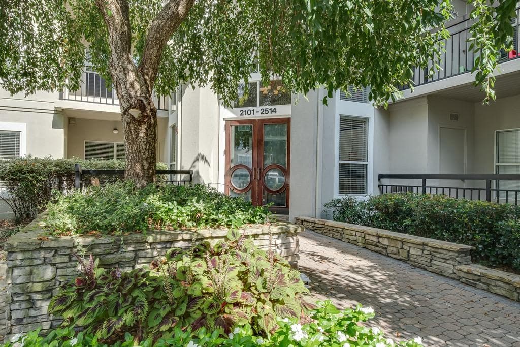 1 bedroom, 1 bathroom, 905 sq ft condominium sold at 2308 RIVER GREEN Drive, Atlanta, GA 30327
