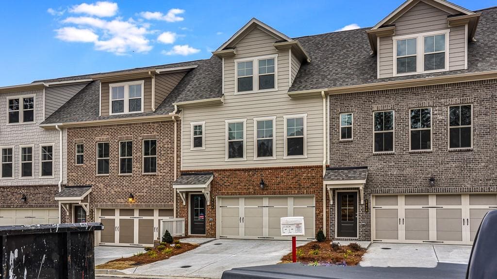 3 bedroom, 4 bathroom, 1,881 sq ft townhouse sold at 5114 Akbar Chase 23, Atlanta, GA 30339