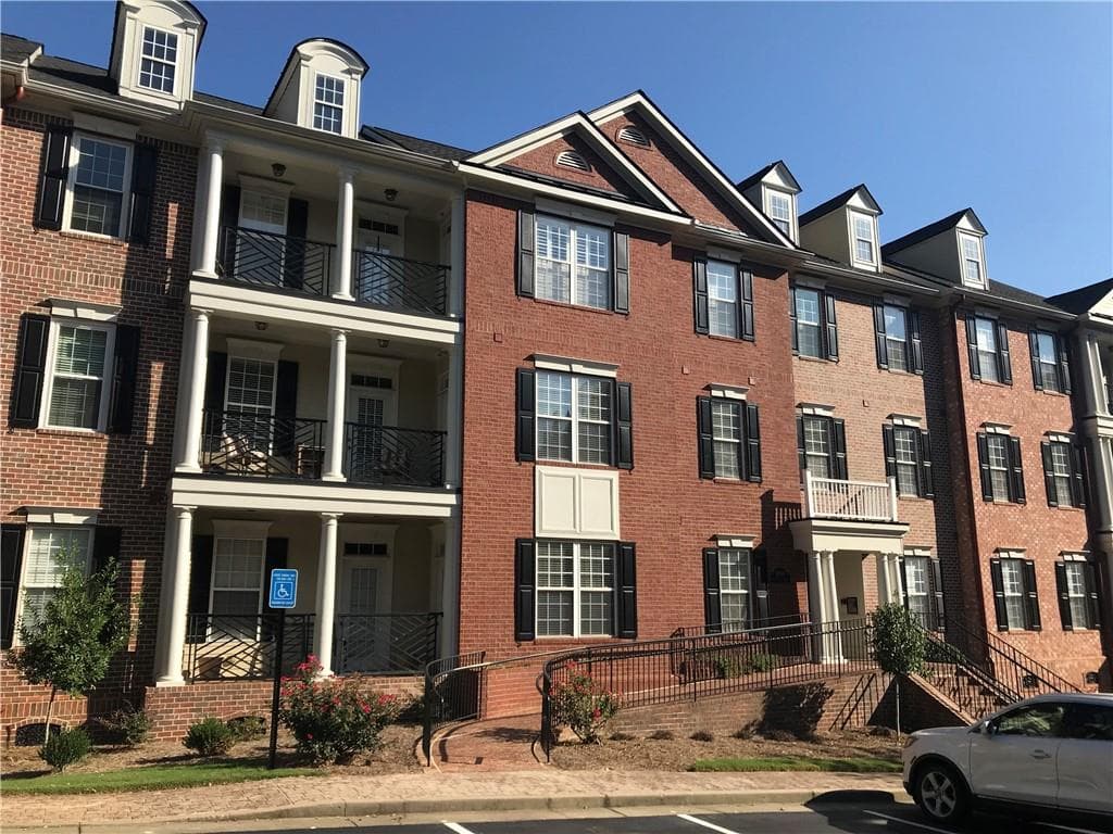 3 bedroom, 2 bathroom, 1,688 sq ft condominium sold at 4805 Ivy Ridge Drive 305, Atlanta, GA 30339