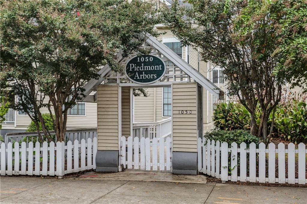 2 bedroom, 2 bathroom, 744 sq ft condominium sold at 1050 Piedmont Avenue 29, Atlanta, GA 30309