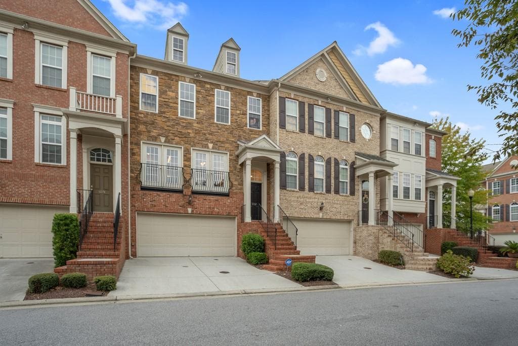 4 bedroom, 4 bathroom, 2,500 sq ft townhouse sold at 5068 Leeshire Trail 6913, Atlanta, GA 30339