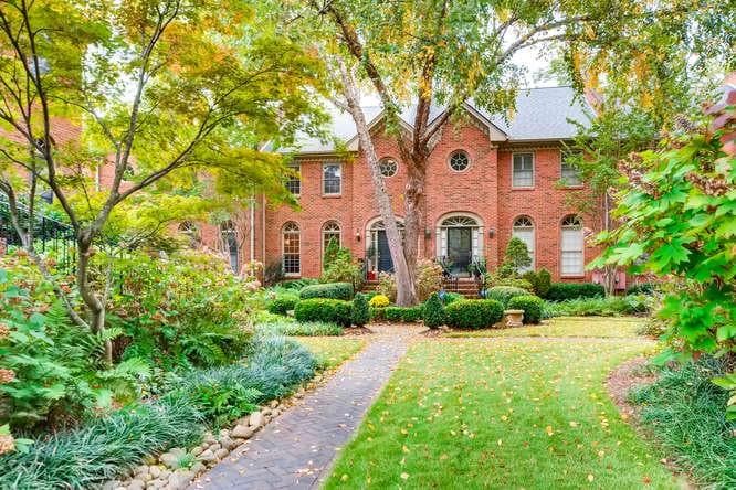 3 bedroom, 3 bathroom, 1,864 sq ft townhouse sold at 136 N Candler Street, Decatur, GA 30030