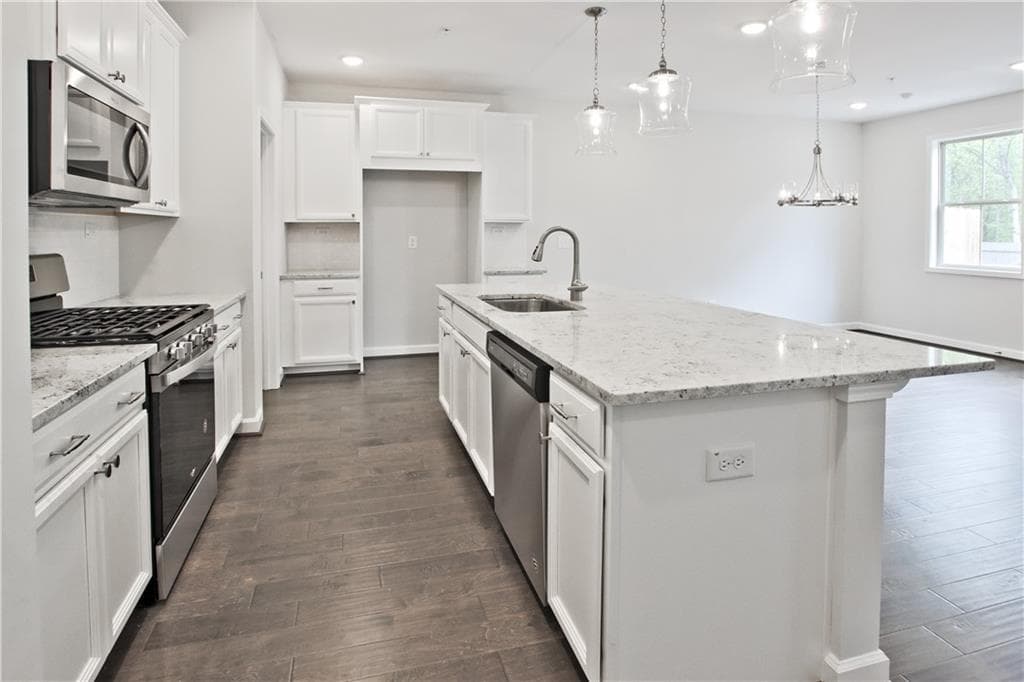 3 bedroom, 3 bathroom, 1,800 sq ft townhouse sold at 1066 Lawanna Drive 8, Marietta, GA 30062
