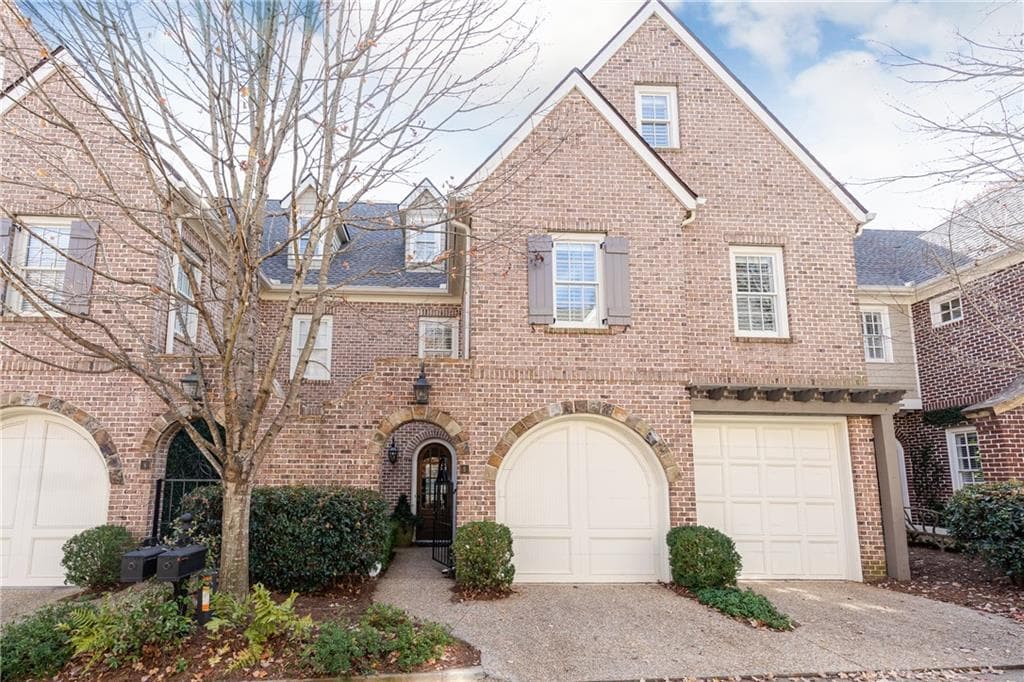 3 bedroom, 4 bathroom, 3,520 sq ft townhouse sold at 2070 Howell Mill Road 5, Atlanta, GA 30318