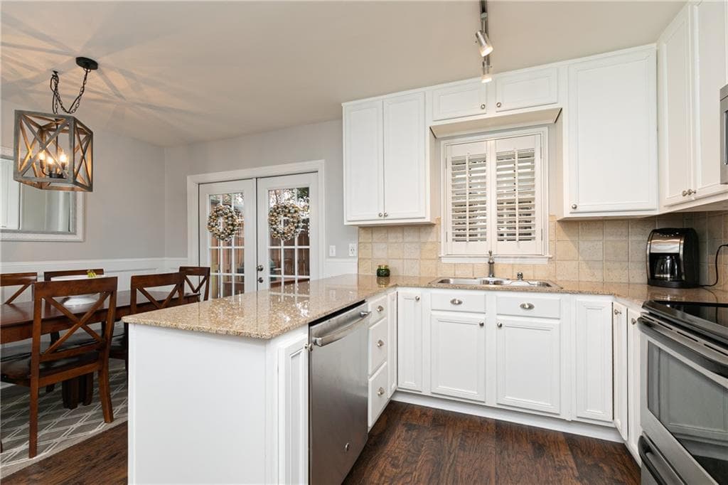 2 bedroom, 2 bathroom, 1,020 sq ft condominium sold at 1101 Collier Road E4, Atlanta, GA 30318