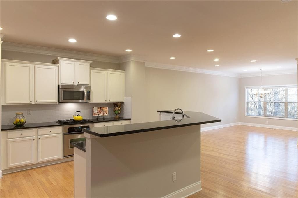 4 bedroom, 5 bathroom, 2,800 sq ft townhouse sold at 12827 Doe Drive, Alpharetta, GA 30004