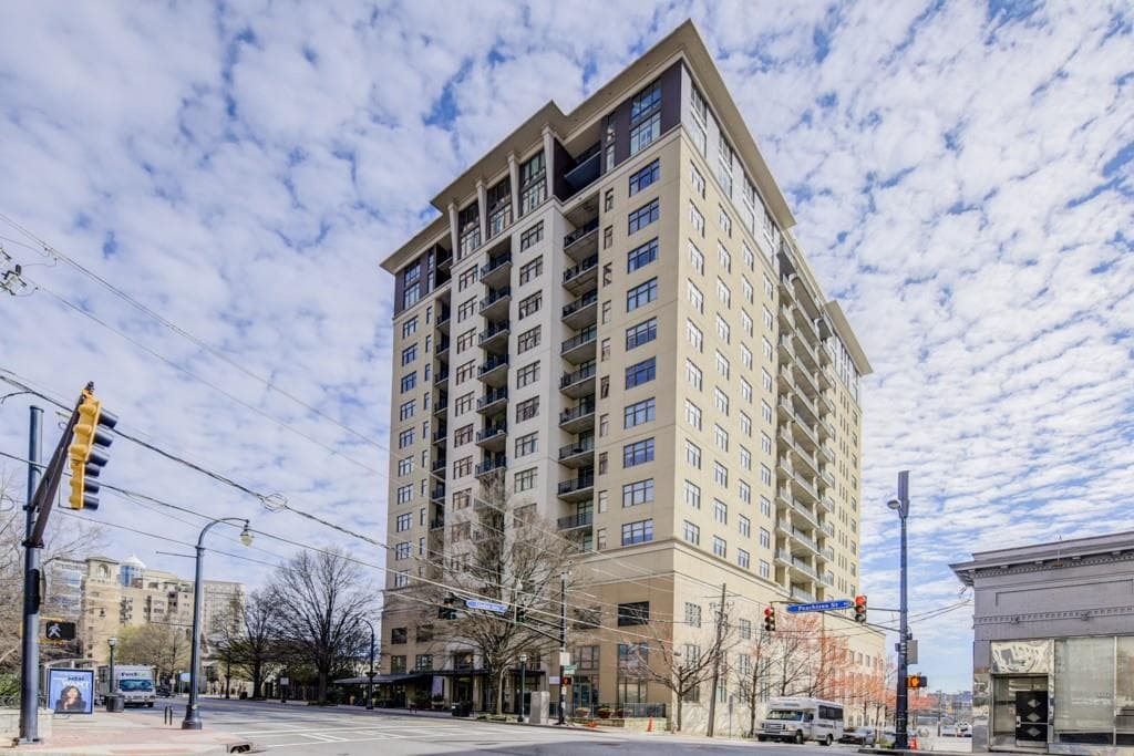 2 bedroom, 2 bathroom, 1,380 sq ft condominium sold at 565 Peachtree Street 1403, Atlanta, GA 30308