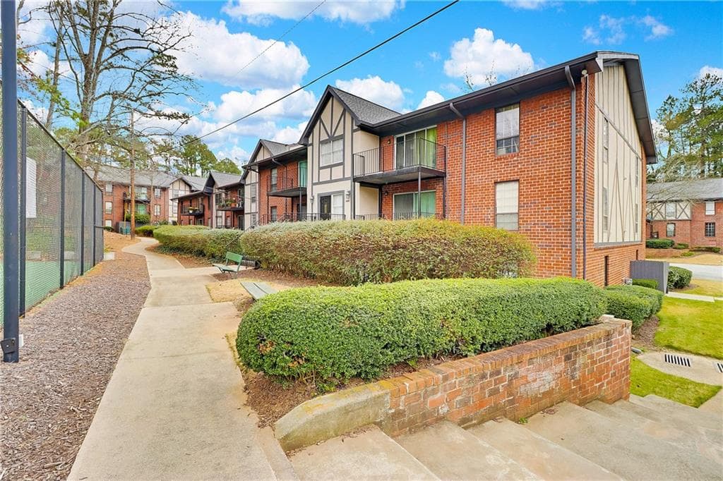 1 bedroom, 1 bathroom, 956 sq ft condominium sold at 6851 Roswell Road J19, Atlanta, GA 30328