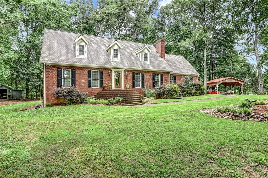 3 bedroom, 2 bathroom, 2,544 sq ft single family residence sold at 6695 Woodstock Road, Acworth, GA 30102