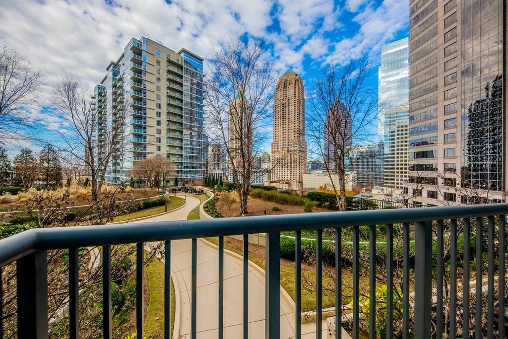 1 bedroom, 1 bathroom, 879 sq ft condominium sold at 1080 Peachtree Street 916, Atlanta, GA 30309