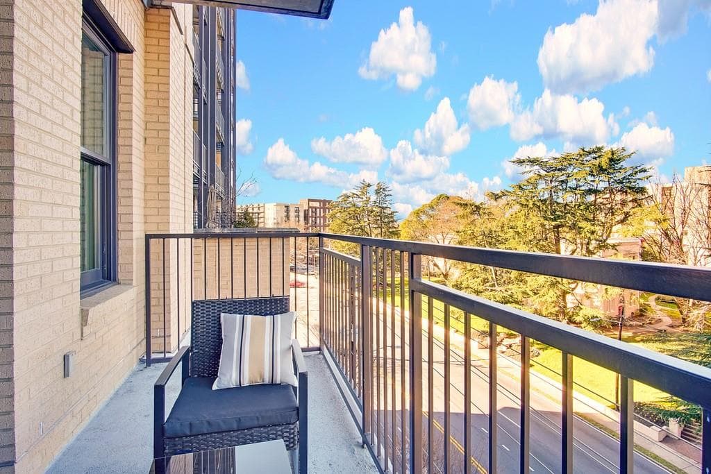 2 bedroom, 3 bathroom, 1,794 sq ft condominium sold at 2233 Peachtree Road 402, Atlanta, GA 30309