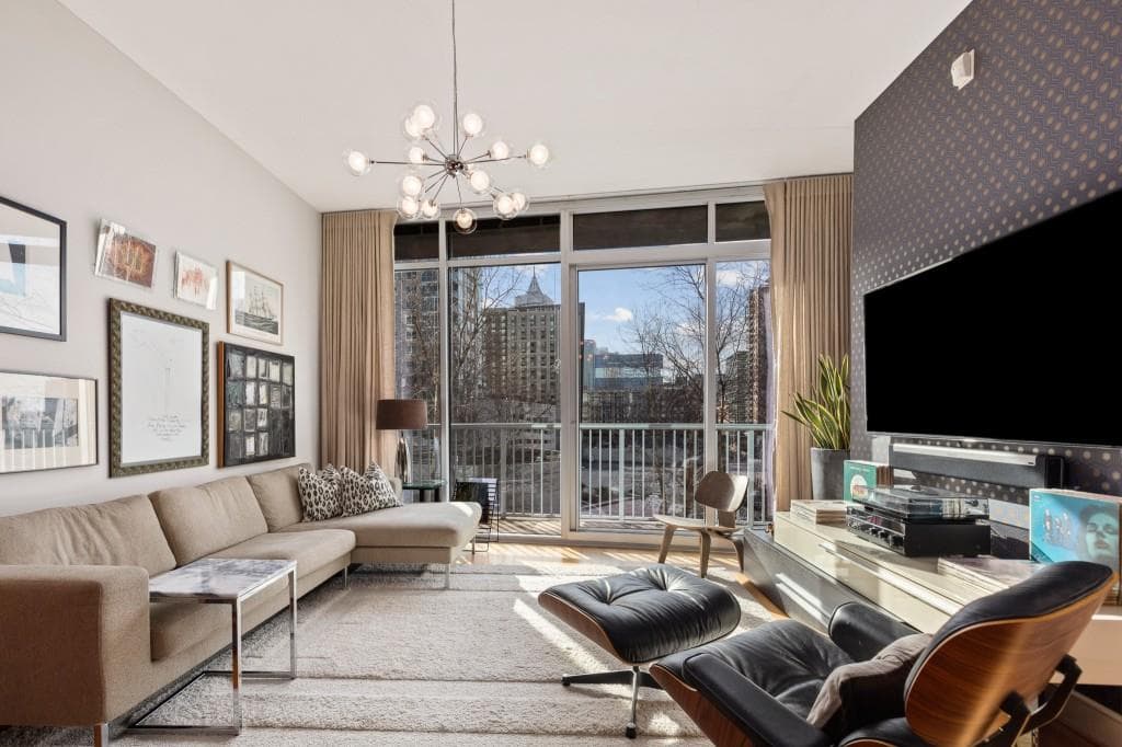 1 bedroom, 1 bathroom, 812 sq ft condominium sold at 44 Peachtree Place 822, Atlanta, GA 30309