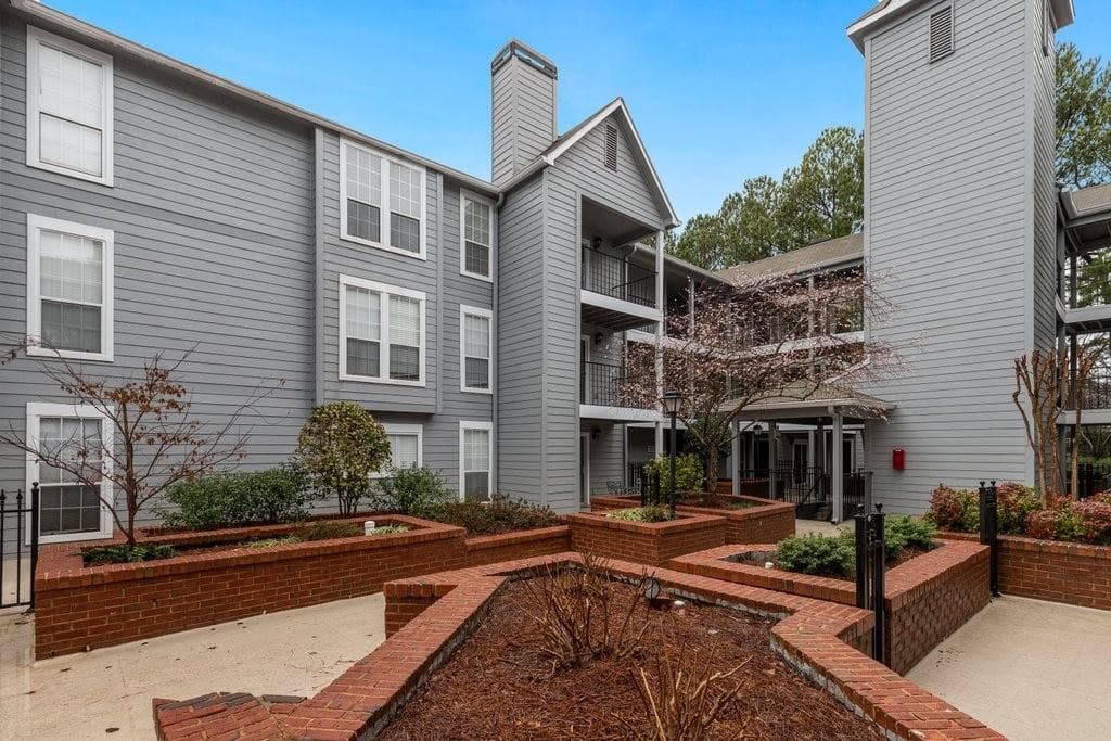 2 bedroom, 2 bathroom, 1,032 sq ft condominium sold at 639 Granville Court, Atlanta, GA 30328